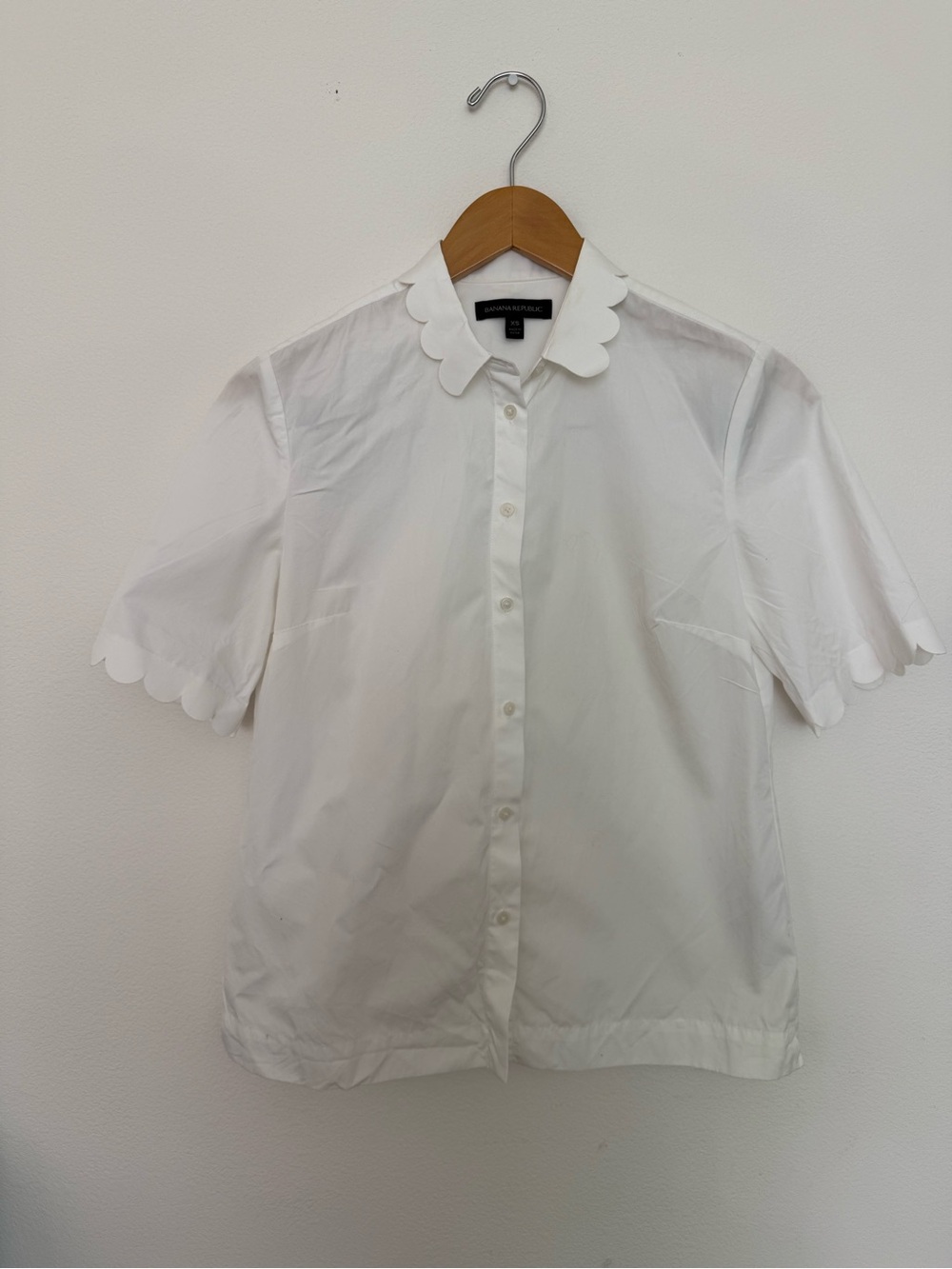 Banana Republic White Scallop Collar Short Sleeve Button-Down blouse